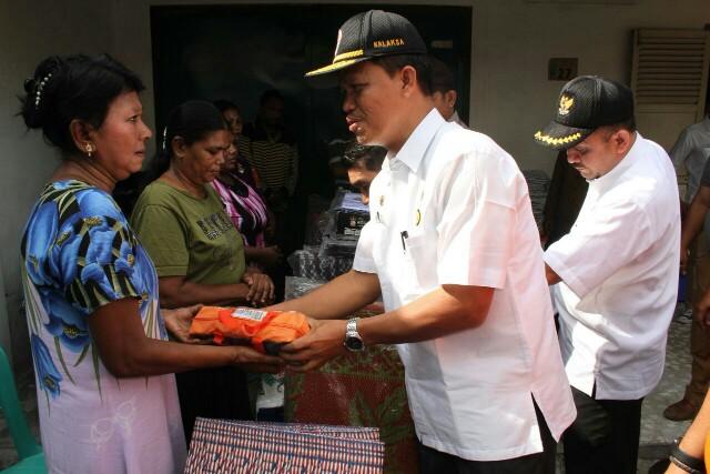 Foto: Pemko Medan menyerahkan bantuan kepada para korban kebakaran di Jalan Taruma/Jalan Air Langga Dalam Lingkungan I, Kelurahan Petisah Tengah, Kecamatan Medan Petisah, Rabu (4/10).