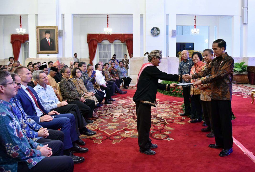 Foto: Presiden Jokowi saat menyerahkan penguasaan tanah dan pengelolaan hutan Indonesia tahun 2017 di Istana Negara, Rabu (25/10).