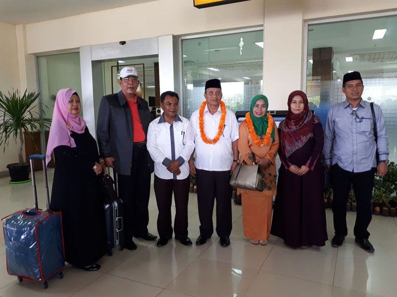 Foto: Plt Kepala Kanwil Kementerian Agama Provinsi Sumatera Utara Tengku Darmansyah didampingi ibu tiba di Banda Aceh dalam rangka menghadiri acara Pembukaan Pekan Keterampilan dan Seni Pendidikan Agama Islam (PENTAS PAI) Tahun 2017 yang akan dilaksanakan malam ini, Senin (9/10).