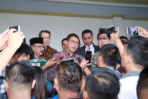 Foto: Menag Lukman Hakim Saifuddin saat diwawancarai awak media di Manado
