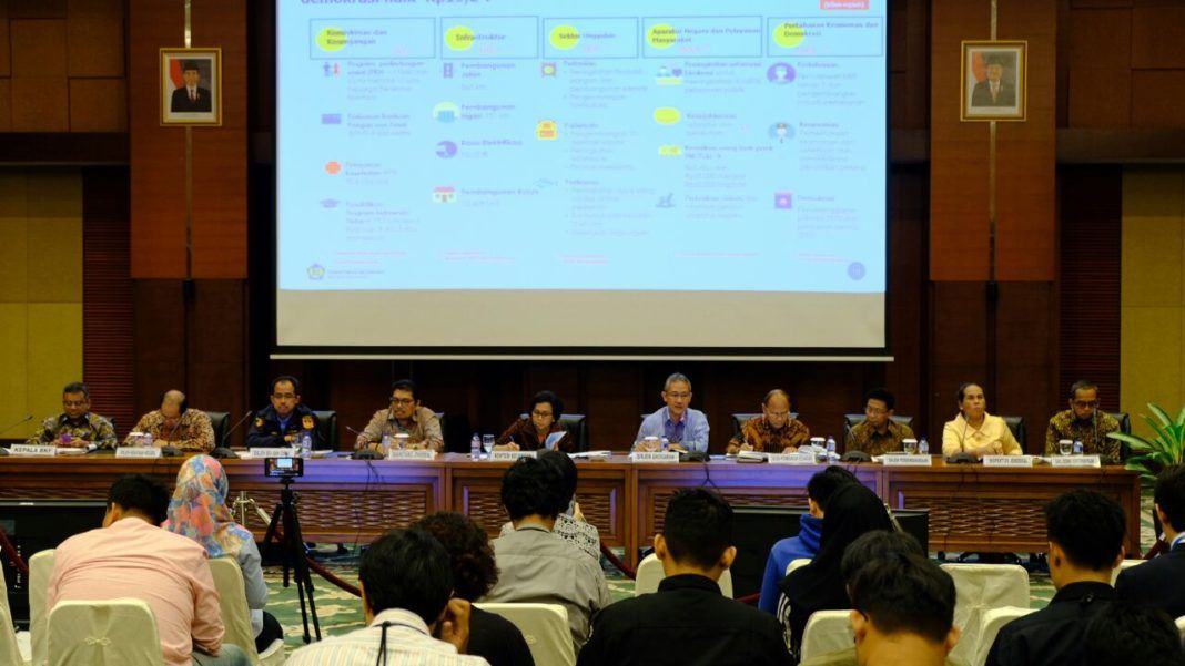 Foto: Menkeu didampingi jajaran Dirjen Kemenkeu menyampaikan konferensi pers tentang APBN 2018 di Kantor Kemenkeu, Jakarta, Selasa (25/10).