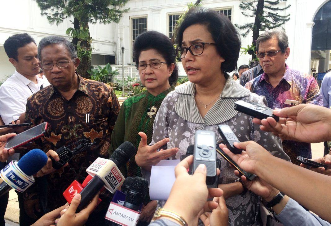 Foto: Menkeu menjawab pertanyaan wartawan usai melakukan Ratas yang dipimpin oleh Presiden Jokowi, di Istana Merdeka, Jakarta, Kamis (19/10)