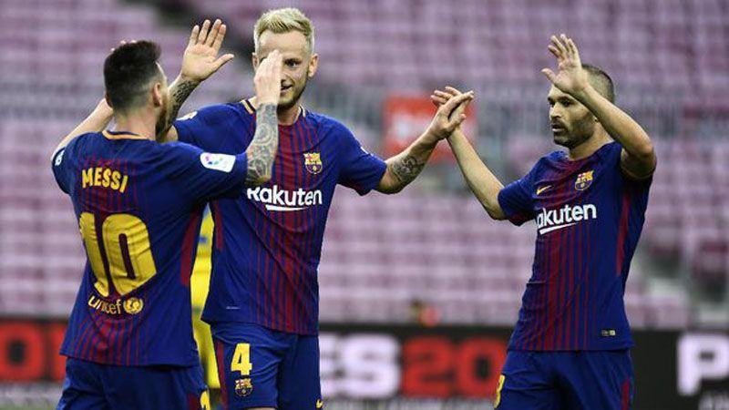 Lionel Messi merayakan gol pertamanya ke gawang Las Palmas bersama Ivan Rakitic dan Andres Iniesta. (AFP PHOTO / JOSE JORDAN)