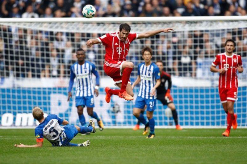 Momen yang terjadi pada saat Hertha Berlin menjamu Bayern Muenchen (Foto: FCBayern)