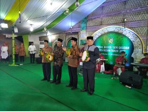 Foto: Wakil Walikota Medan Ir H Akhyar Nasution M.Si menabuh gendang menandai ditutupkan festival Nasyid/Seni Qasidah tingkat Kota Medan tahun 1439 Hijriyah.