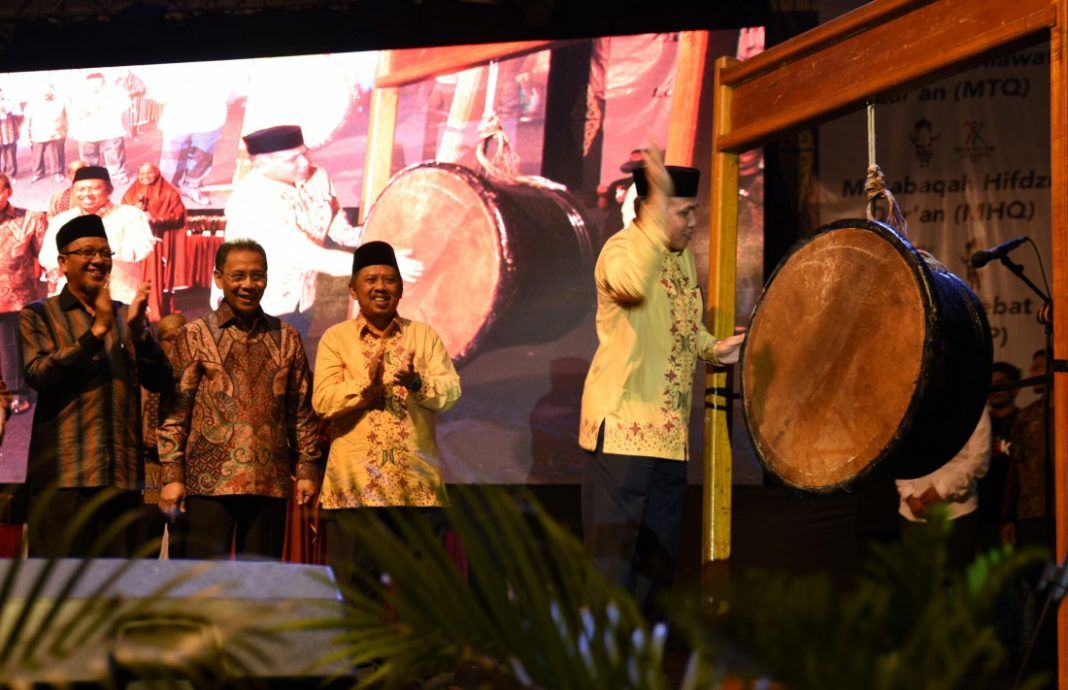 Foto: Wakil Gubernur Provinsi Aceh, Nova Iriansyah memukul tetabuhan tanda gelaran PENTAS PAI ditutup secara resmi.