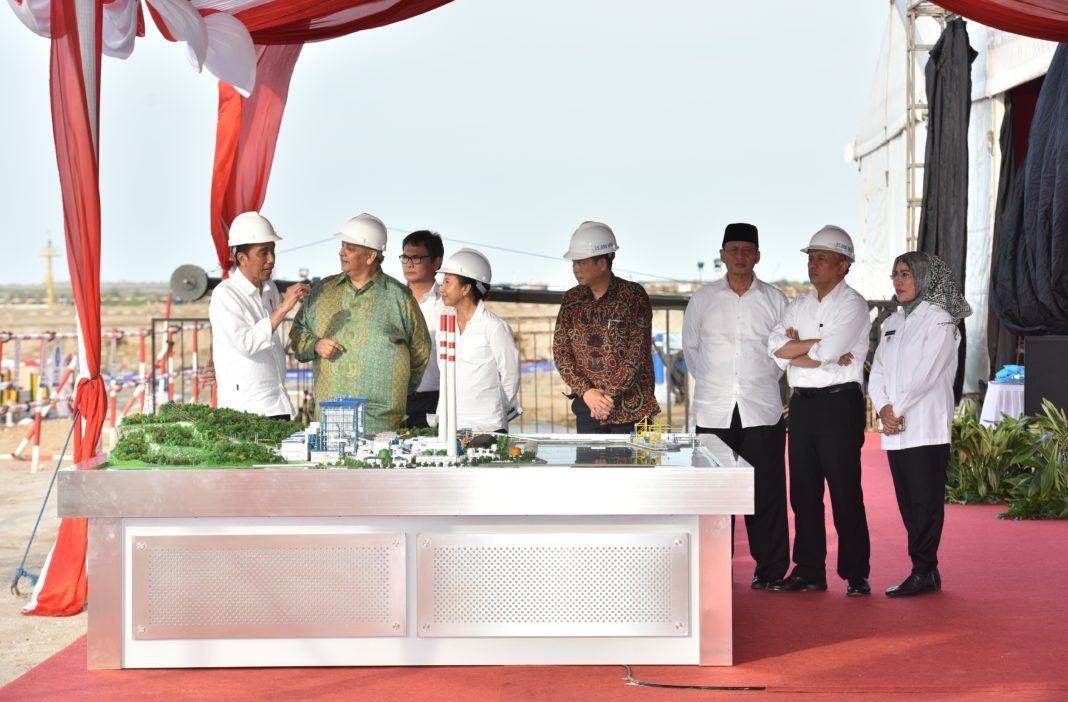 Foto: Presiden Jokowi saat meninjau maket pembangkit listrik dan peresmian PLTU IPP Banten 660 megawatt di Provinsi Banten, Kamis (5/10).
