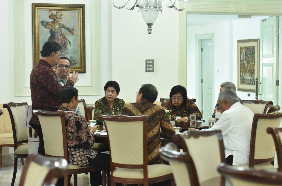 Foto: Para menteri sebelum mengikuti Sidang Kabinet Paripurna, di Istana Negara, Jakarta, Senin (2/10)