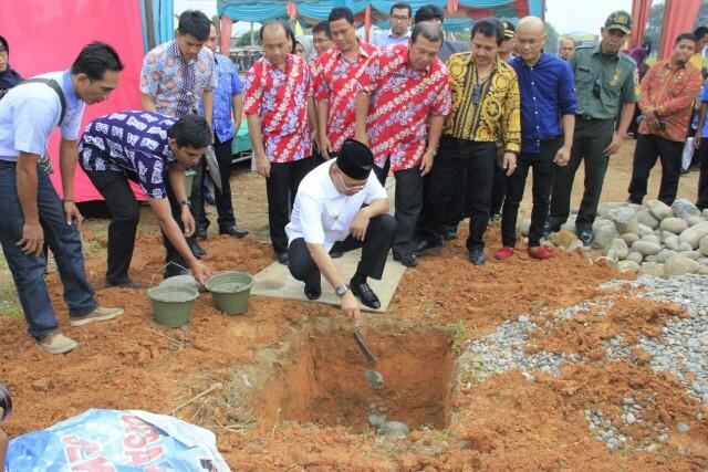 Foto: Walikota Medan Drs H T Dzulmi Eldin S M.Si meletakkan batu pertama pembangunan Pasar Modern Armani, di Komplek Perumahan Griya Martubung, Jumat (6/10).