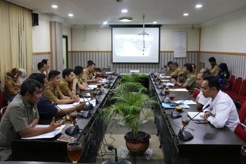 Foto: Suasana rapat rencana serah terima lingkungan Waduk Martubung I Perumnas cabang Sumatera Utara di ruang rapat II Kantor Walikota Medan, Selasa (10/10).