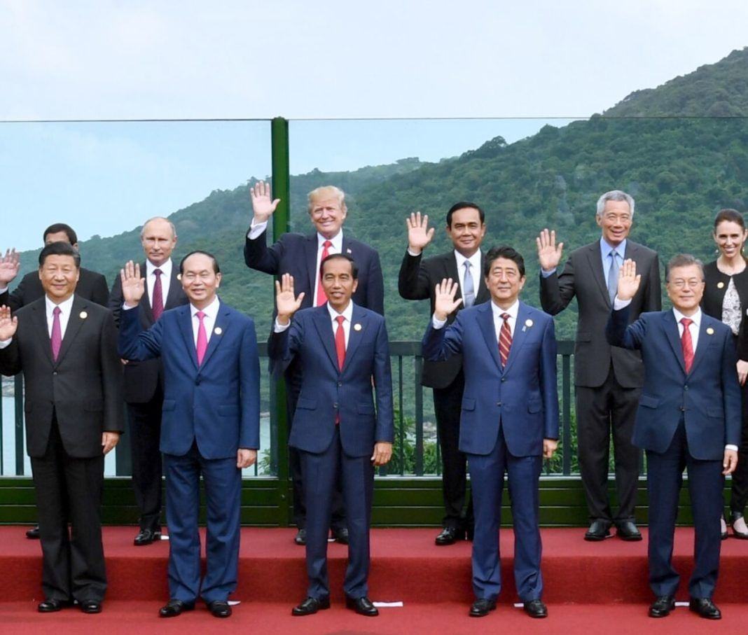Foto: Presiden Jokowi bersama seluruh pemimpin APEC berfoto bersama sebelum pertemuan di Da Nang, Vietnam, Sabtu (11/11).