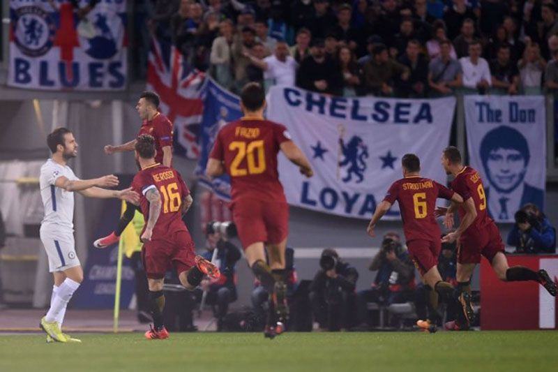 Para pemain Roma merayakan gol cepat El Shaarawy (Foto: AFP)