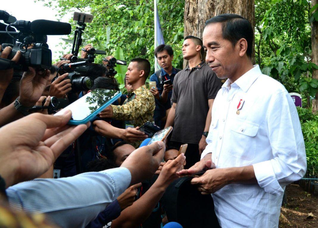 Foto: Presiden Jokowi menjawab wartawan usai menyerahkan SK IPHPS dan SK Kulin KK kepada 1.662 KK, di di Desa Dungus, Kabupaten Madiun, Provinsi Jawa Timur, Senin (6/11)