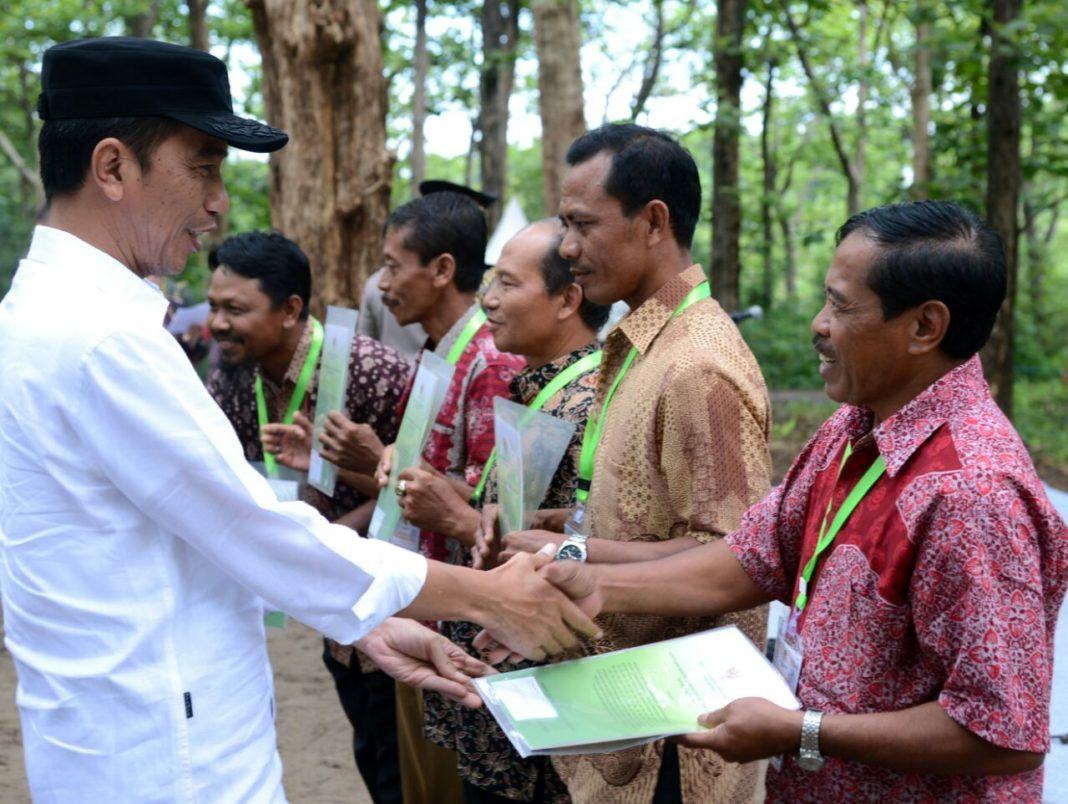 Foto: Presiden Jokowi menyerahkan SK IPHPS dan SK Kulin KK kepada 1.662 KK, di di Desa Dungus, Kabupaten Madiun, Provinsi Jawa Timur, Senin (6/11).