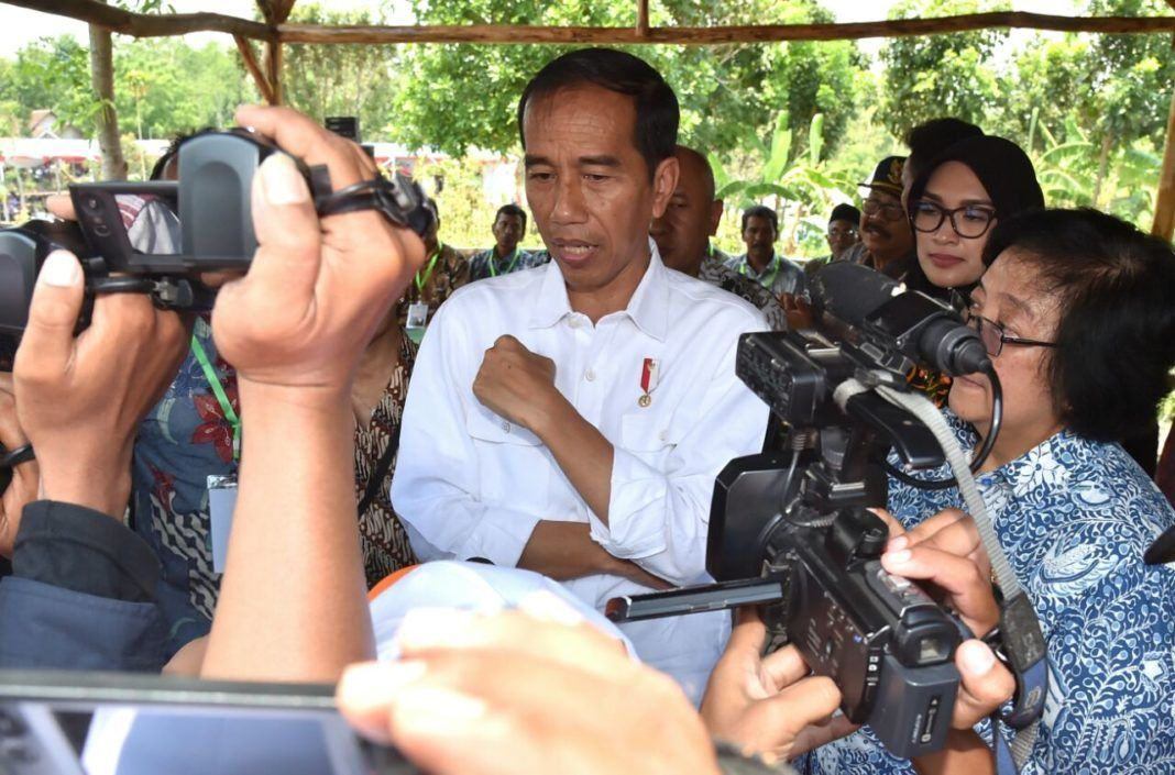 Foto: Presiden Jokowi menjawab pertanyaan wartawan usai mengikuti acara di Desa Brani Wetan, Kecamatan Maron, Kabupaten Probolinggo, Provinsi Jawa Timur, Kamis (2/11).