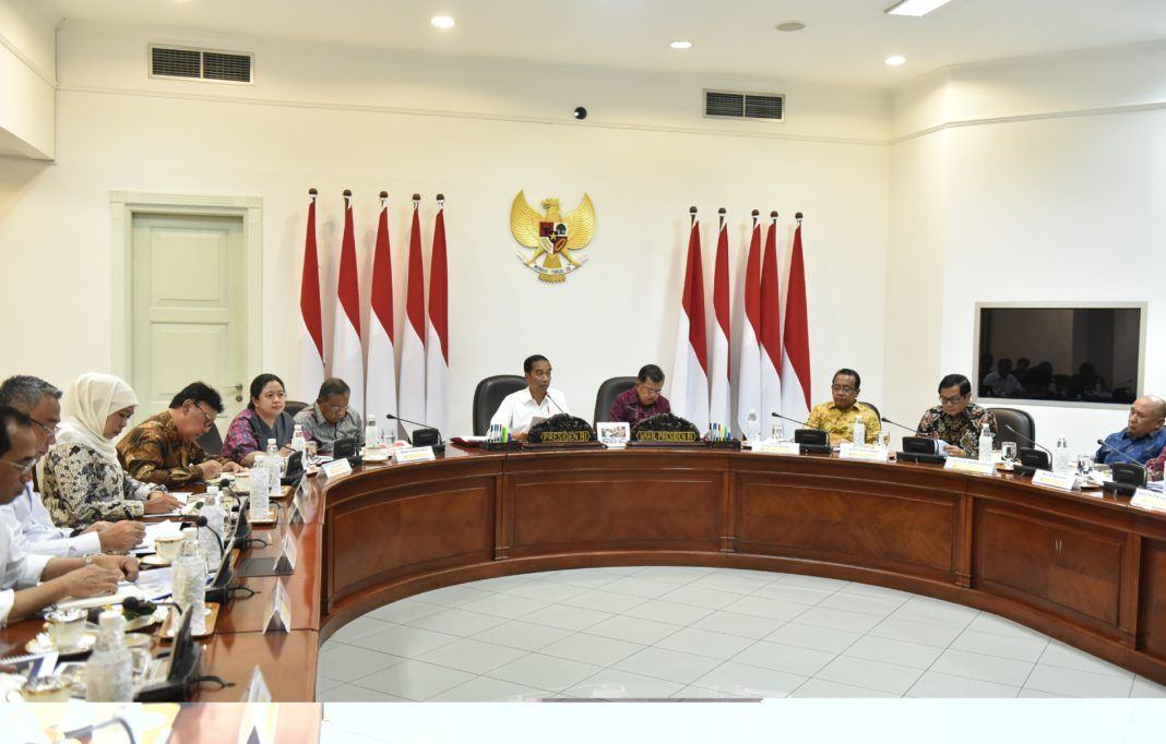 Foto: Presiden Jokowi didampingi Wapres Jusuf Kalla memimpin rapat terbatas, di Kantor Presiden, Jakarta, Jumat (3/11) sore.