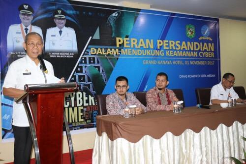 Foto: Asisten Pemerintah dan Sosial Drs Musaddad Nasution membuka Seminar Peran Persandian dalam mendukung Keamanan Cyber di Hotel Grand Kanaya, Rabu (1/11).
