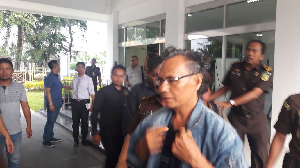 Foto: Penyidik Pidana Khusus (Pidsus) Kejaksaan Tinggi Sumatera Utara menahan 10 tersangka kasus dugaan korupsi pengerjaan Rigid Beton Dinas PU Sibolga TA 2015. Mereka ditahan di Rutan Tanjung Gusta Medan.