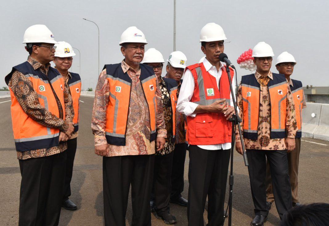 Foto: Presiden Jokowi menjawab pertanyaan wartawan usai meresmikan Jalan Tol Becakayu Seksi 1B dan 1C: Cipinang Melayu-Jakasampurna, di Bekasi, Jawa Barat, Jumat (3/11).