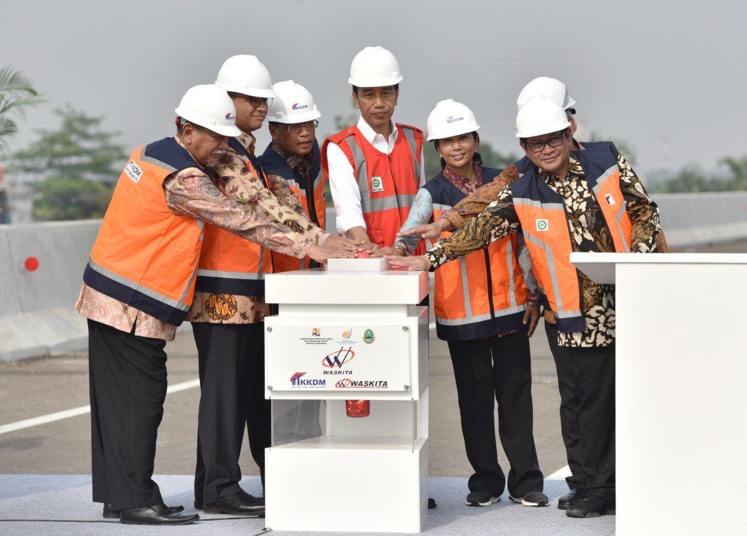 Foto: Presiden Jokowi didampingi sejumlah menteri, Gubernur DKI, dan Wagub Jabar, meresmikan beroperasinya Jalan Tol Becakayu Seksi 1B dan 1C, Jumat (3/11)