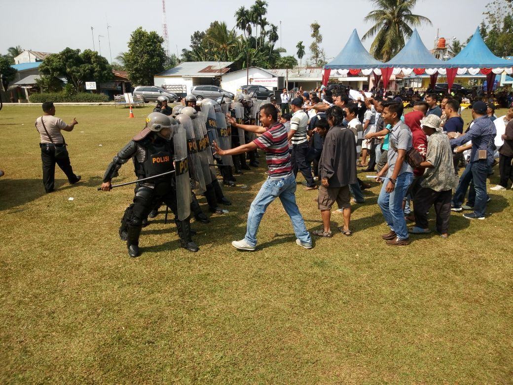 Polres Batubara melaksanakan simulasi pengamanan Pilkada yang dilaksanakan dilapangan Bola Kaki Lima Puluh.