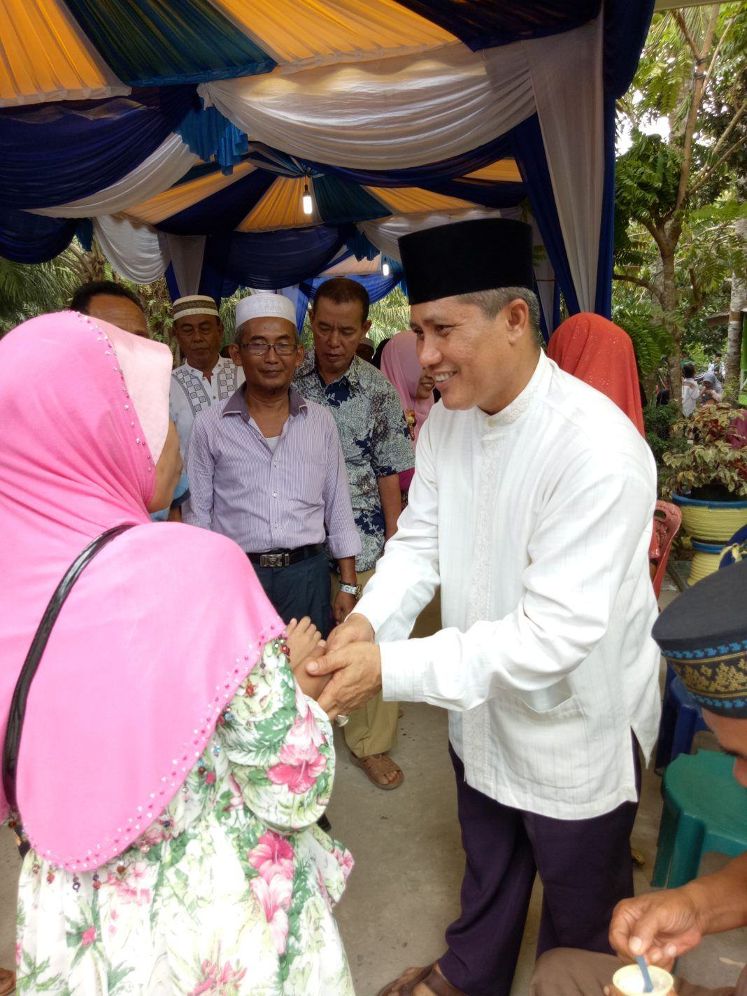 Drs Haji Darwis M,Si saat menerima Tamu dikediamannya Desa Pulau sejuk Kecamatan Lima puluh Kabupaten batubara.