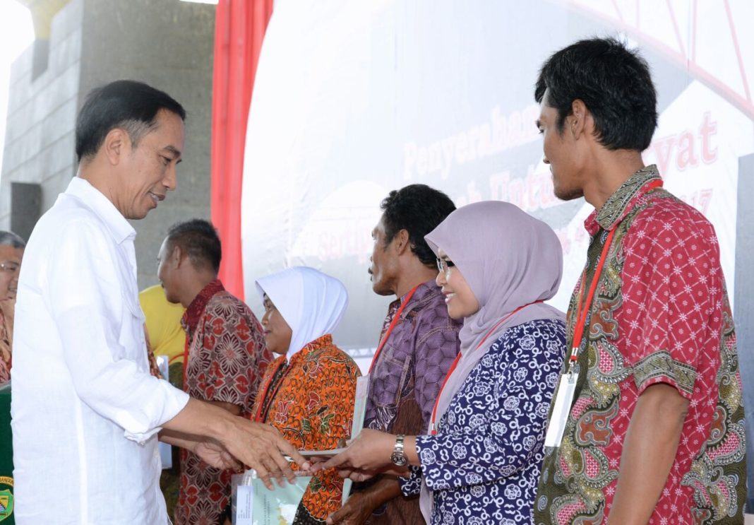 Presiden Jokowi Serahkan Setifikat Tanah
