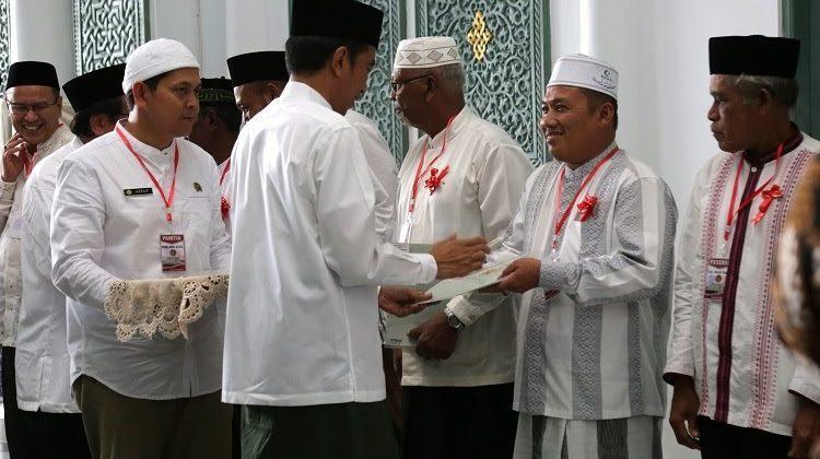 Jokowi Bagikan Sertifikat Tanah
