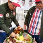 Jokowi-Ma’ruf Menang QC, Relawan Bravo 5 Sumut Potong Nasi Tumpeng