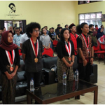 Pelantikan GMNI FIB USU, Alumni Bacakan Puisi Berjudul Pisau Surit