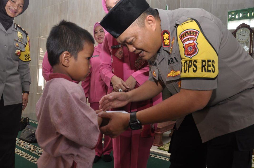 Bersama Ketua Bhayangkari, Kapolres Banjar Kunjungi Pondok Pesantren
