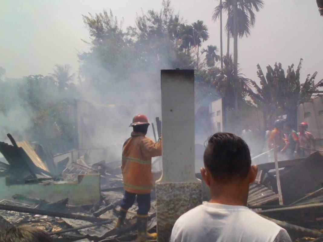Tiga Rumah Terbakar di Langkat, Anggota TNI Ikut Padamkan Api