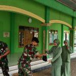 Jumat Berkah, Istri Prajurit TNI Masak untuk Dibagikan ke Warga