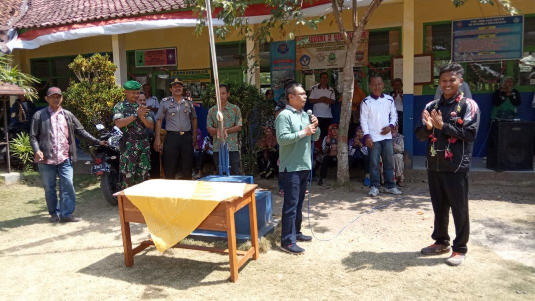 Anggota DPRD Ciamis, Berikan Penghargaan Guru Menghantarkan Siswa Berprestasi Otrad