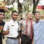 Warga Indonesia Bagian Timur, Berikan Selendang ke Kapolres Banjar