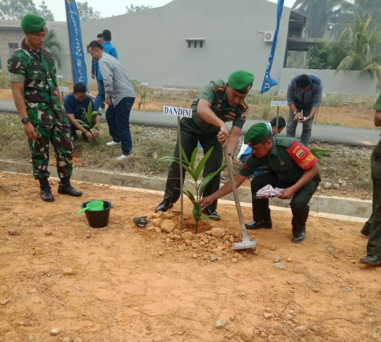Dandim 0209 /LB, Tanam Pohon di Dusun