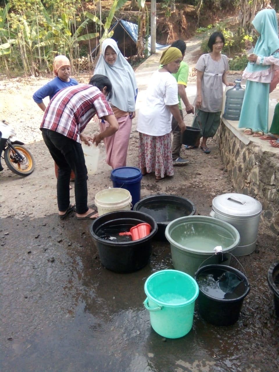 Bencana Kekeringan Ciamis, Air Bersih Diserbu Emak-emak