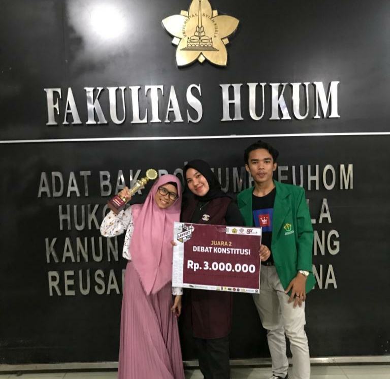Juarai Debat Konstitusi Sumatera, Mahasiswa FH Unimal Dongkrak Akreditas