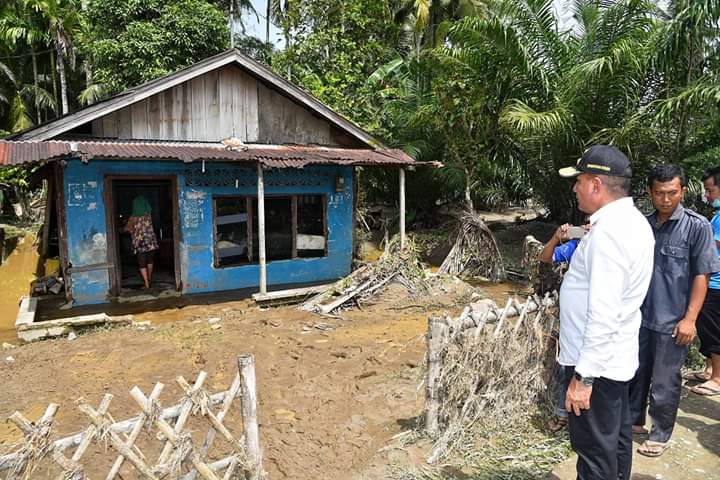Tinjau Lokasi Banjir Bandang Tapteng, Perbaikan Rumah dan Infrastruktur Jadi Prioritas