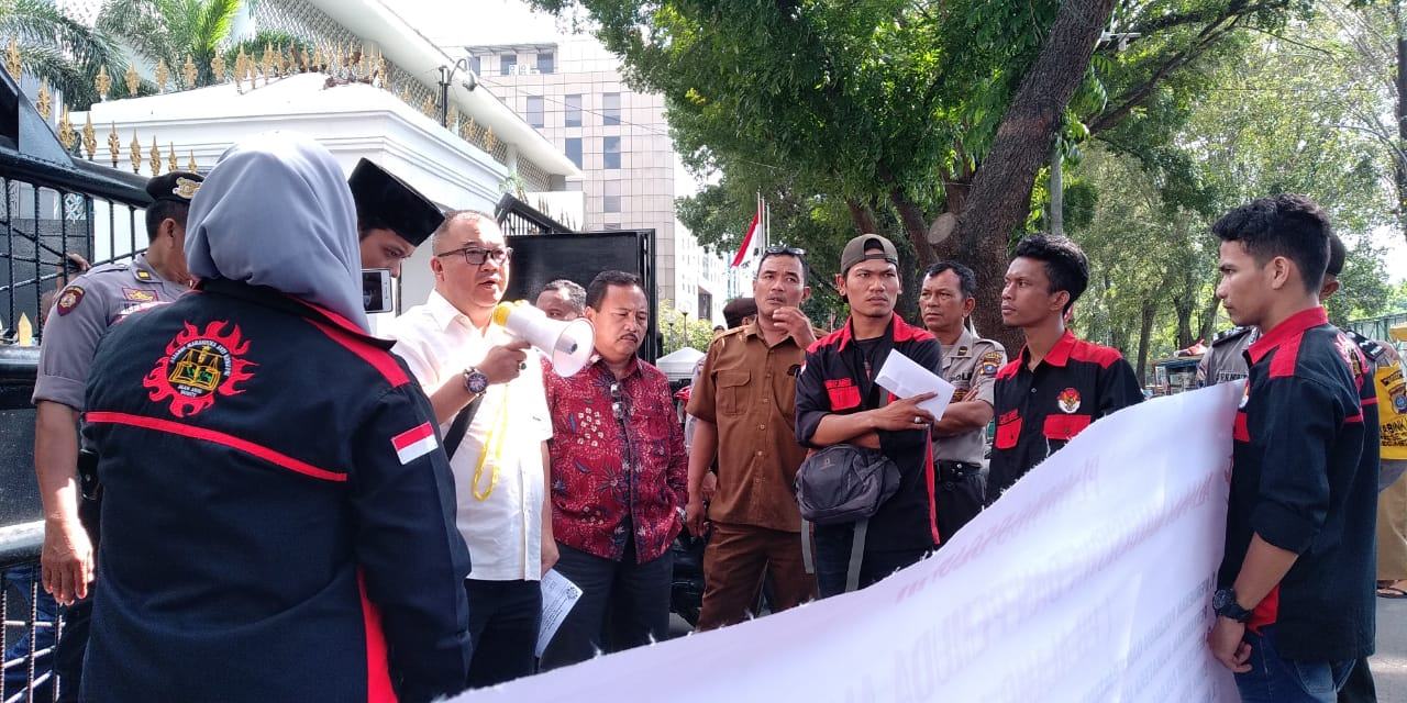 Aksi di DPRD Sumut, Tuntut Aparat Usut Tuntas Dugaan Korupsi Dinas Pendidikan