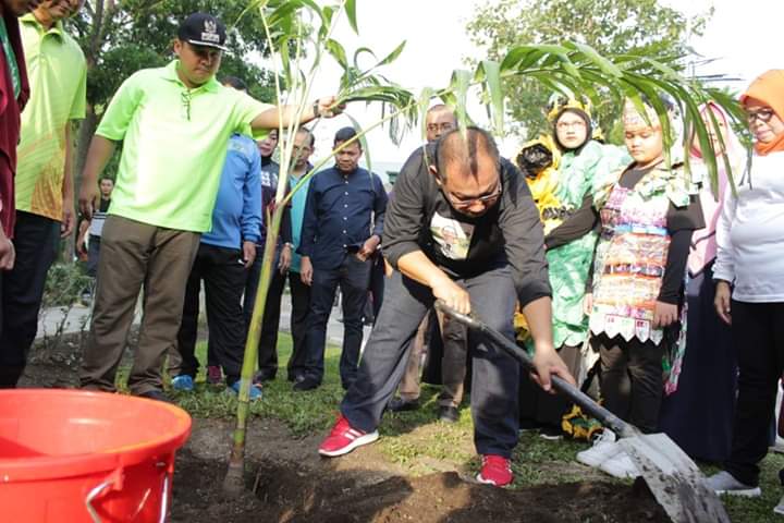 SDS IT Siti Hajar Tanam Pohon, Akhyar: Mengurangi Polusi Udara