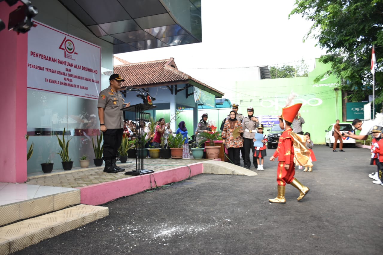 Kapolres Banjar, Serahkan Bantuan untuk Sekolah TK Kemala Bhayangkari 26 Banjar