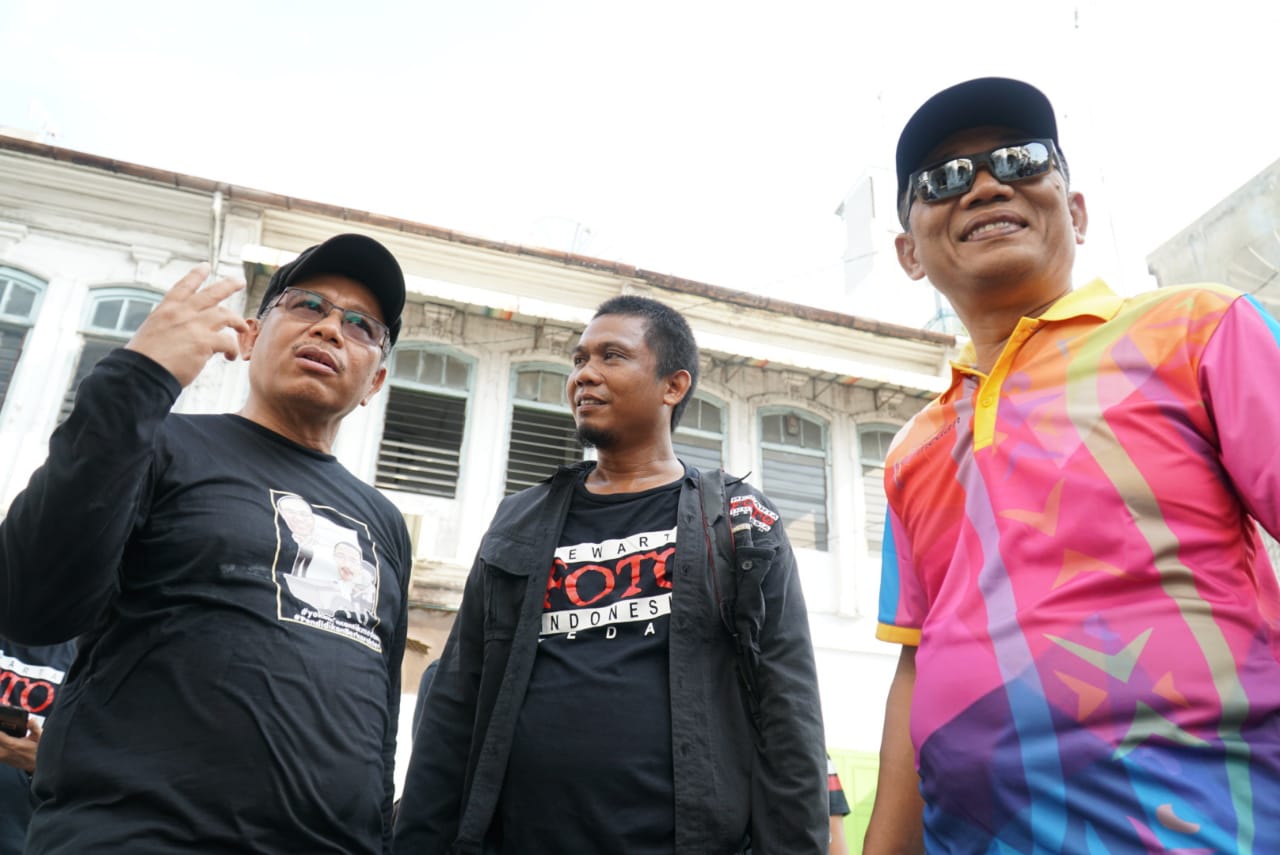 HUT ke-16 PFI Medan, Gaya Akhyar Beradu Kamera dengan Para Pewarta