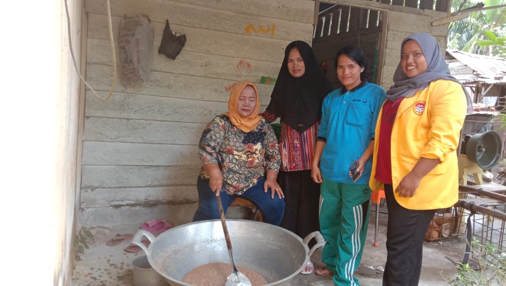 Mahasiswa KKN-TT UNA, Bersama Masyarakat Bandar Pulau Produksi Minyak Kelapa