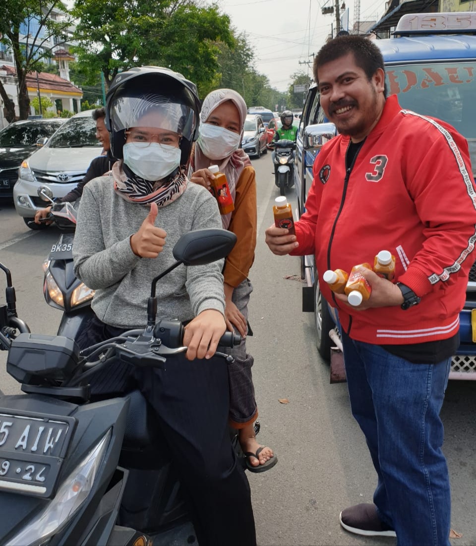 PDIP Sumut, Bagikan Ribuan Botol Jamu Sehat