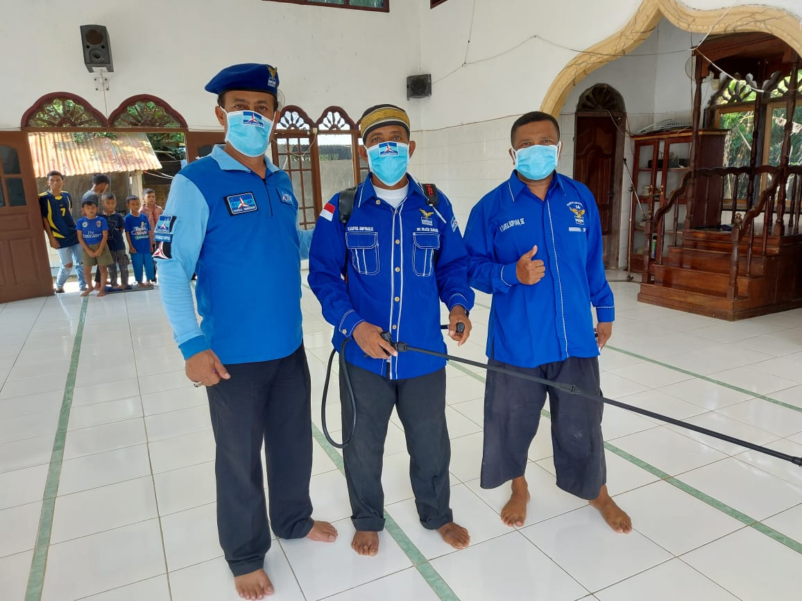Cegah Virus Corona, Sekjen Partai Demokrat Aceh Tamiang Semprot Disinfektan Sebelum Shalat Jumat