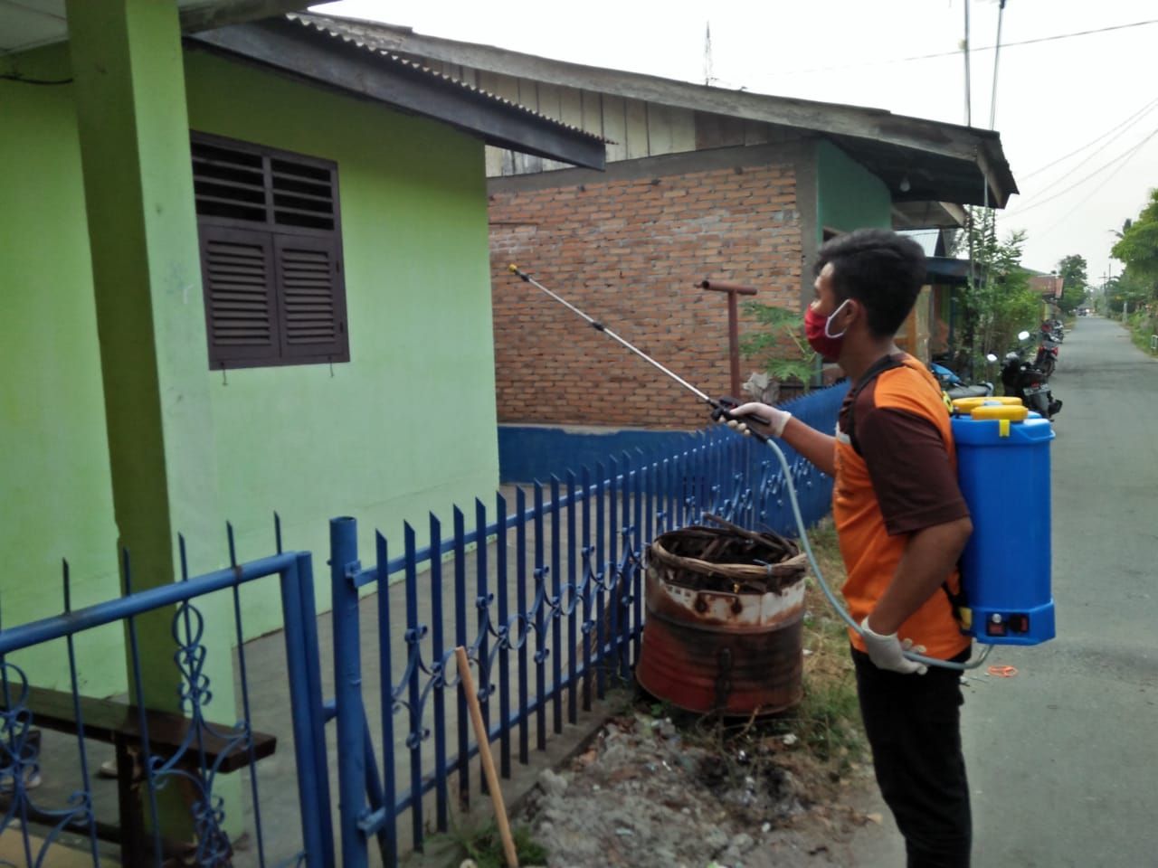Putus Corona, Remaja Pangkalan Susu Semprot Disinfektan ke Rumah Warga
