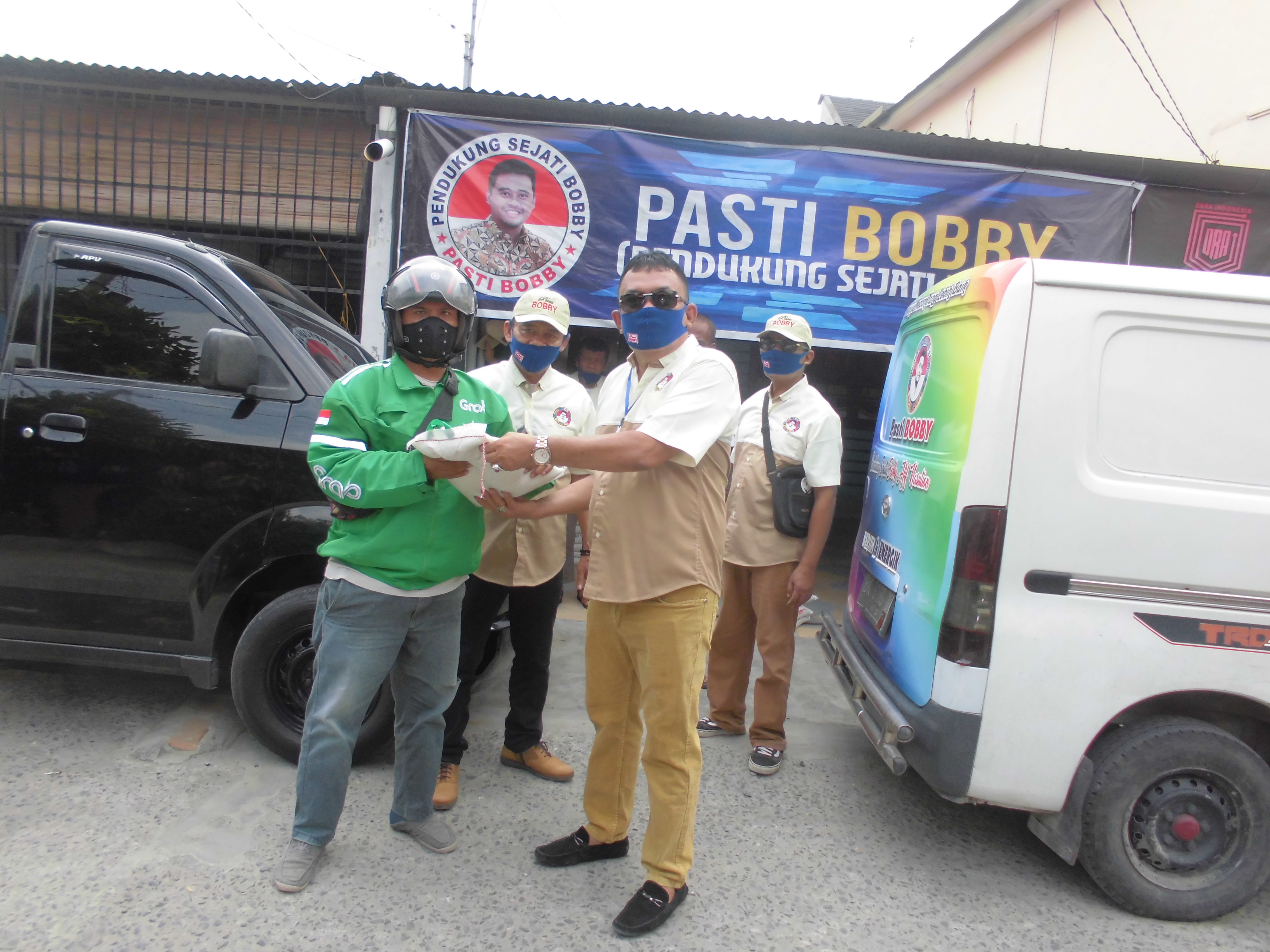 Relawan PASTI Bobby Nasution Bagikan Sembako