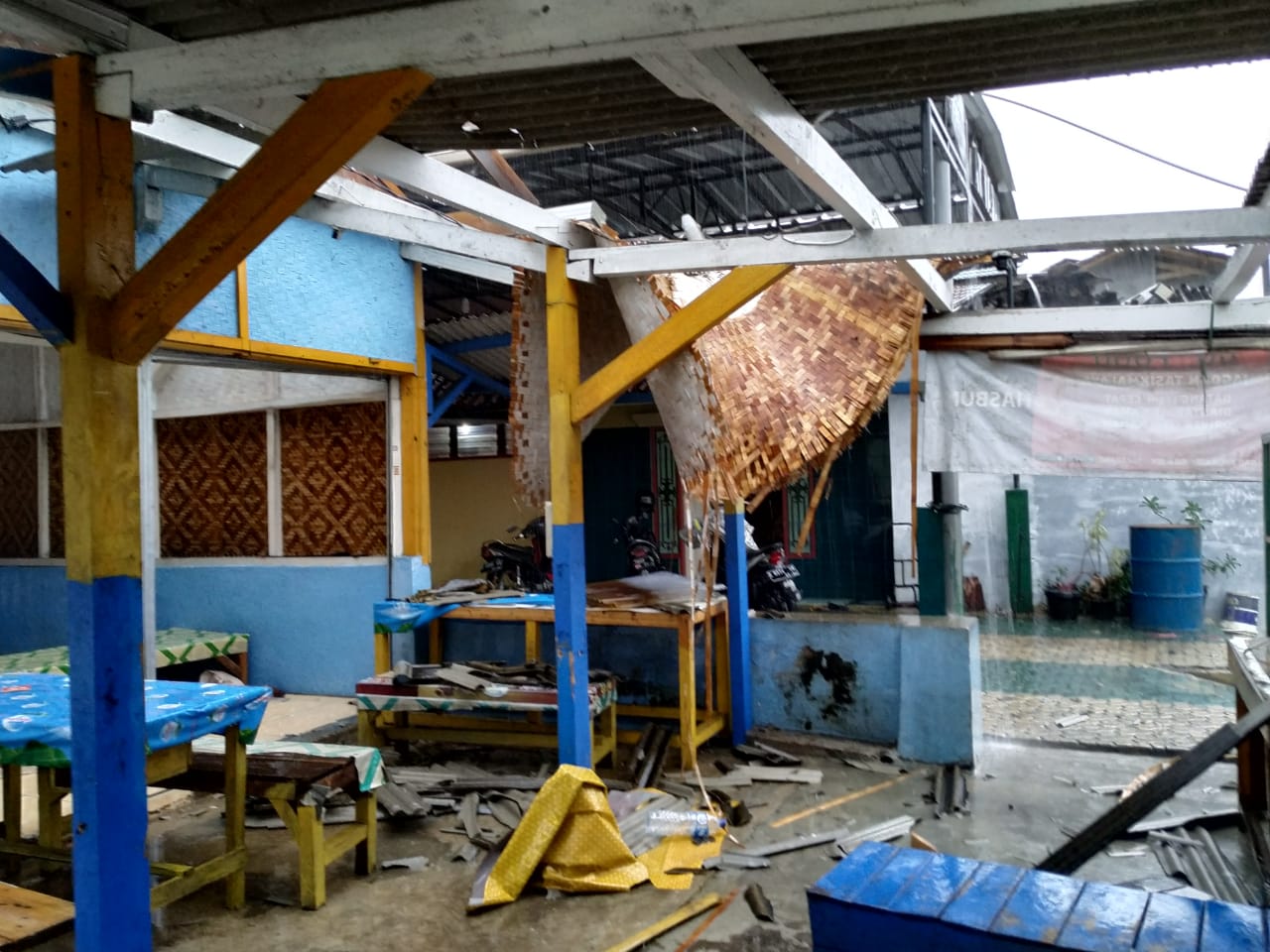 Hujan di Ciamis, Rumah Warga Tertimpa Pohon dan Disambar Petir