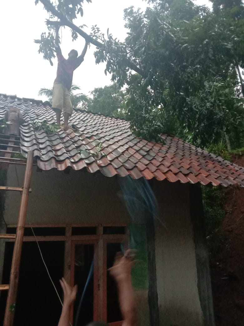 Hujan di Ciamis, Rumah Warga Tertimpa Pohon dan Disambar Petir